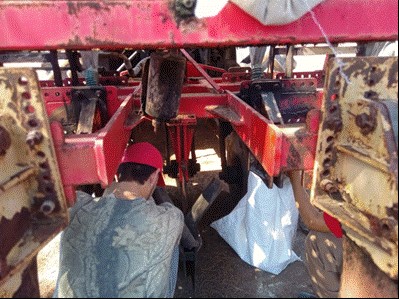 Positioning of the bags in the discharge tubes of the fertilizer spreader FMCM-1.